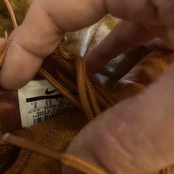 Womens size 8 bronze Nike - Picture 6 of 6